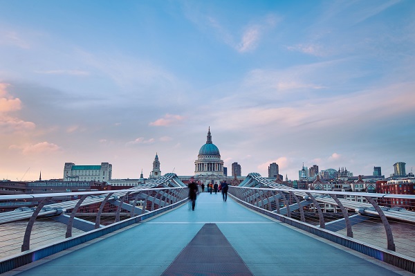 Millennium Bridge bij St. Pauls Cathedral