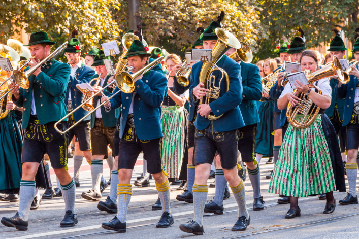 adorned-thoroughbred-horses-at-the-costume-and-riflemens-parade-during-the-oktoberfest-in-munich-shutterstock_218669785-kochneva-tetyana-2-707x471