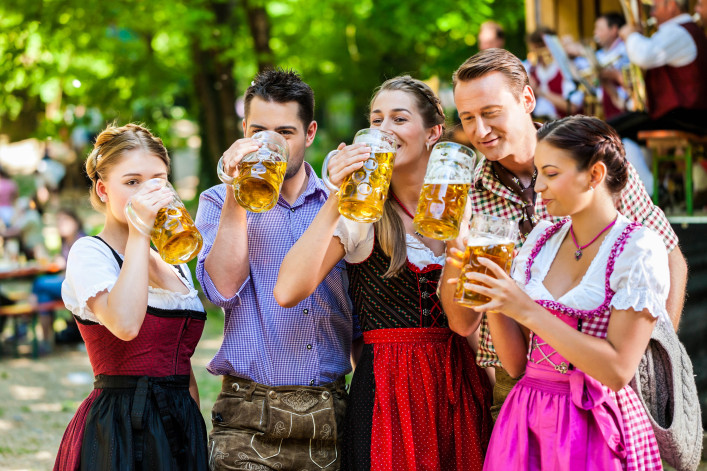 kleding oktoberfest: dirndl jurk en lederhosen
