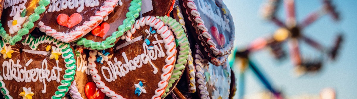 typical souvenir at the oktoberfest in munich – a gingerbread heart – lebkuchenherz shutterstock_290839331-2a