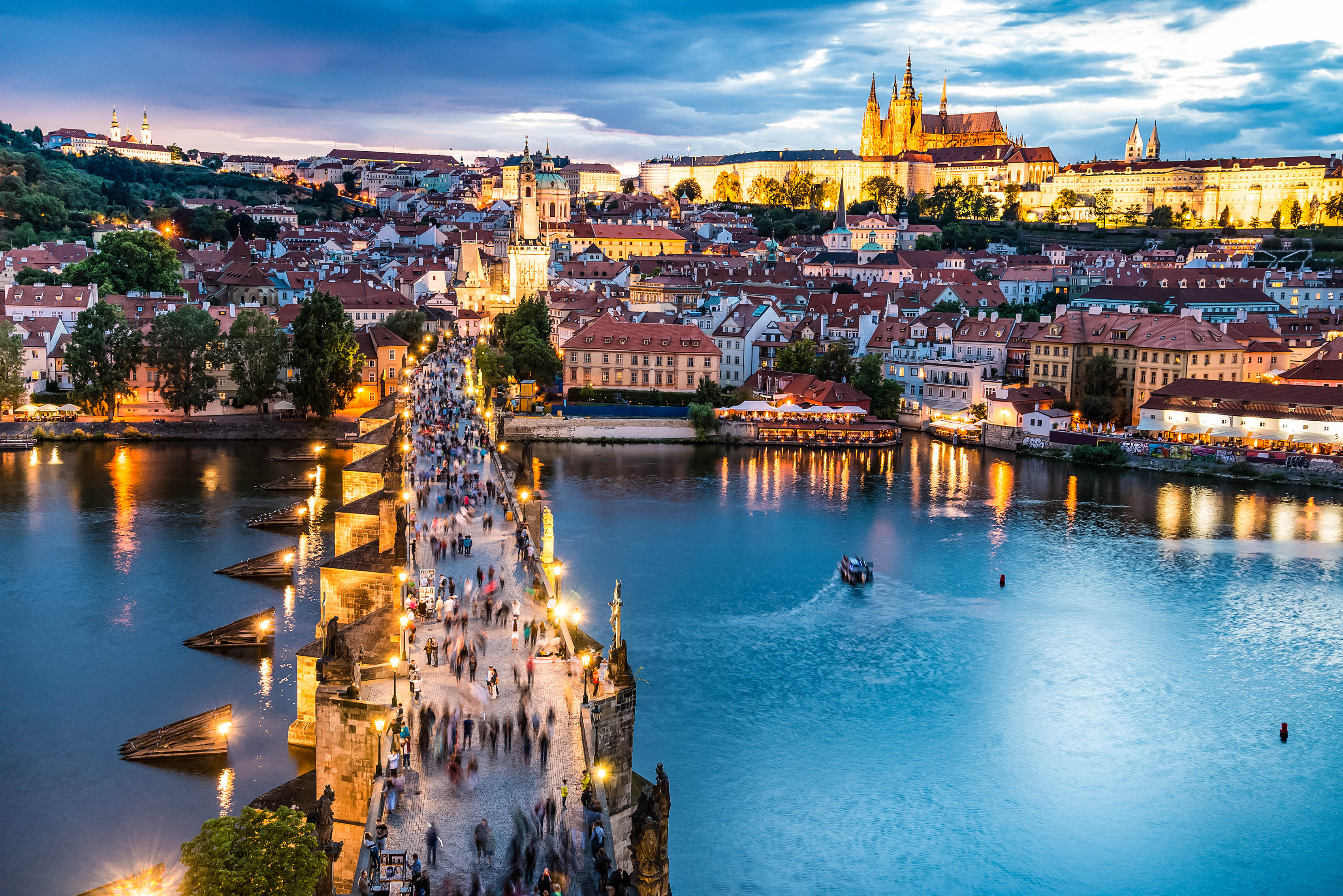 prag-night-shutterstock_300856853-2