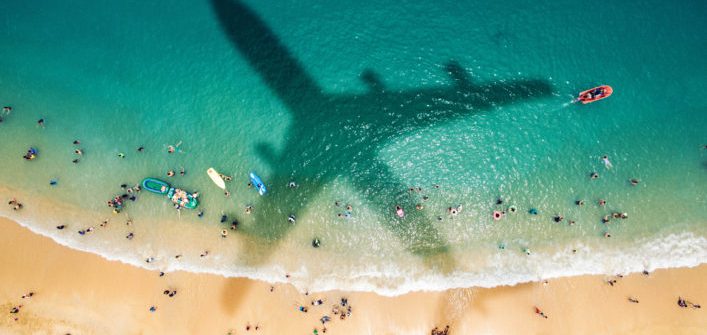 Schaduw van een vliegtuig op het strand