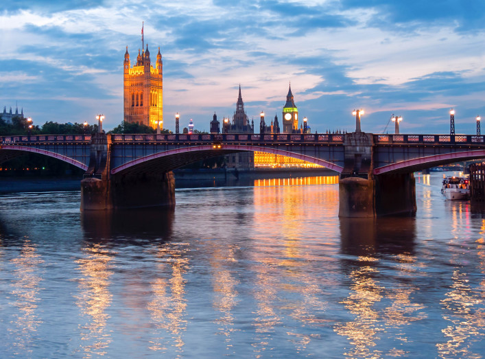 De Lambeth brug, bekend van de collectebus in Harry Potter