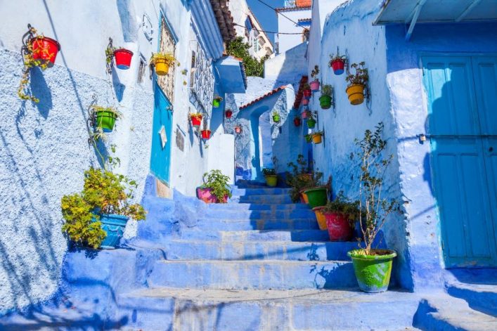 Een steegje in de blauwe stad in Marokko, Chefchaouen