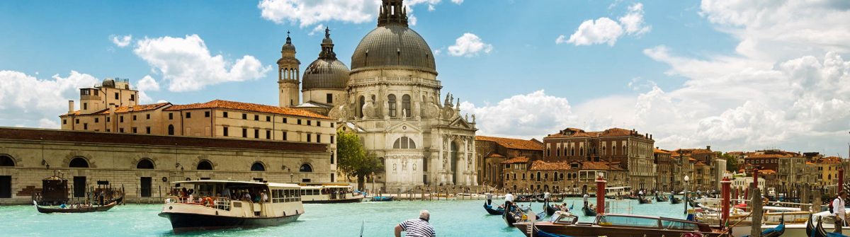 Een gondel op het water van Venetie met op de achtergrond de San Marco