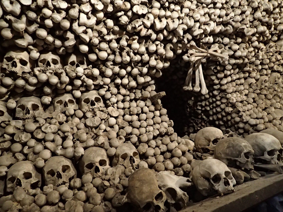 stapels botten in het Ossuarium
