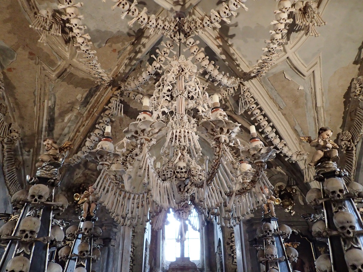 binnen in het ossuarium van sedlec binnen in het ossuarium van sedlec