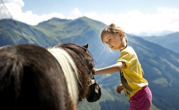 Pony en meisje in Saalbach Hinterglemm