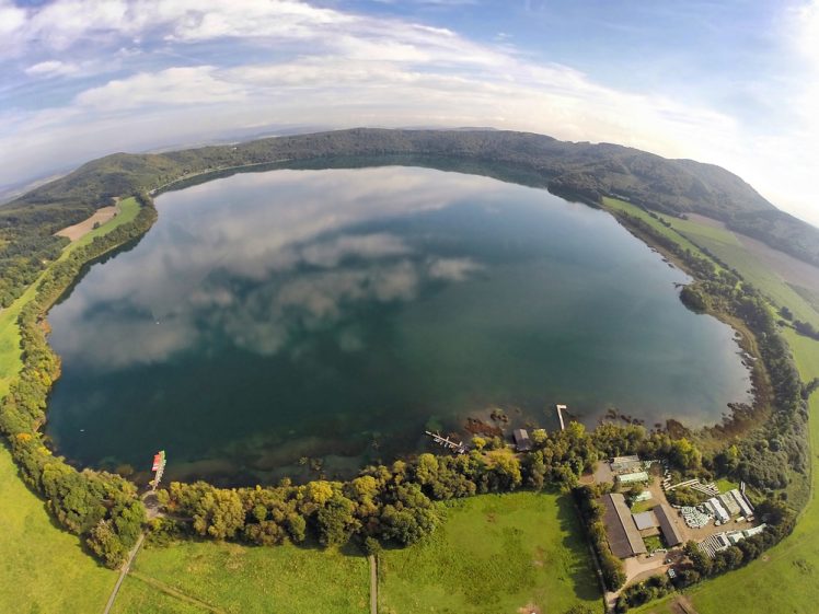 De Laachersee in de vulkaaneifel De Laachersee in de vulkaaneifel