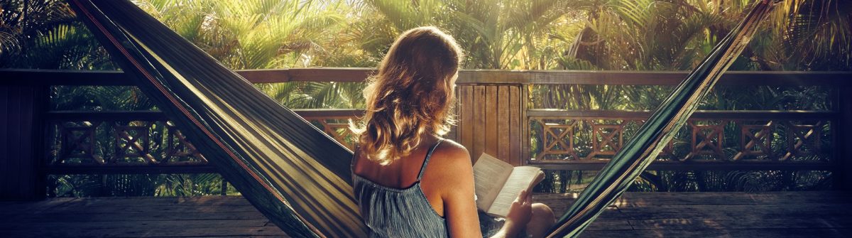 vrouw aan het lezen in hangmat