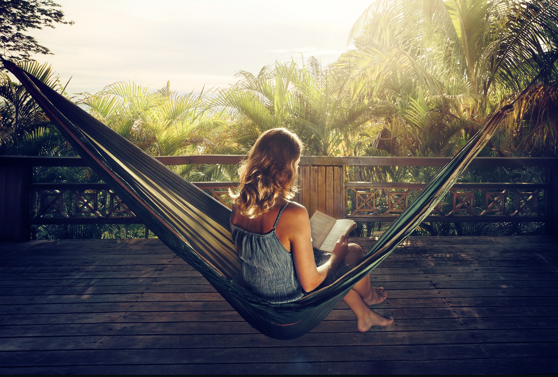 vrouw aan het lezen in hangmat