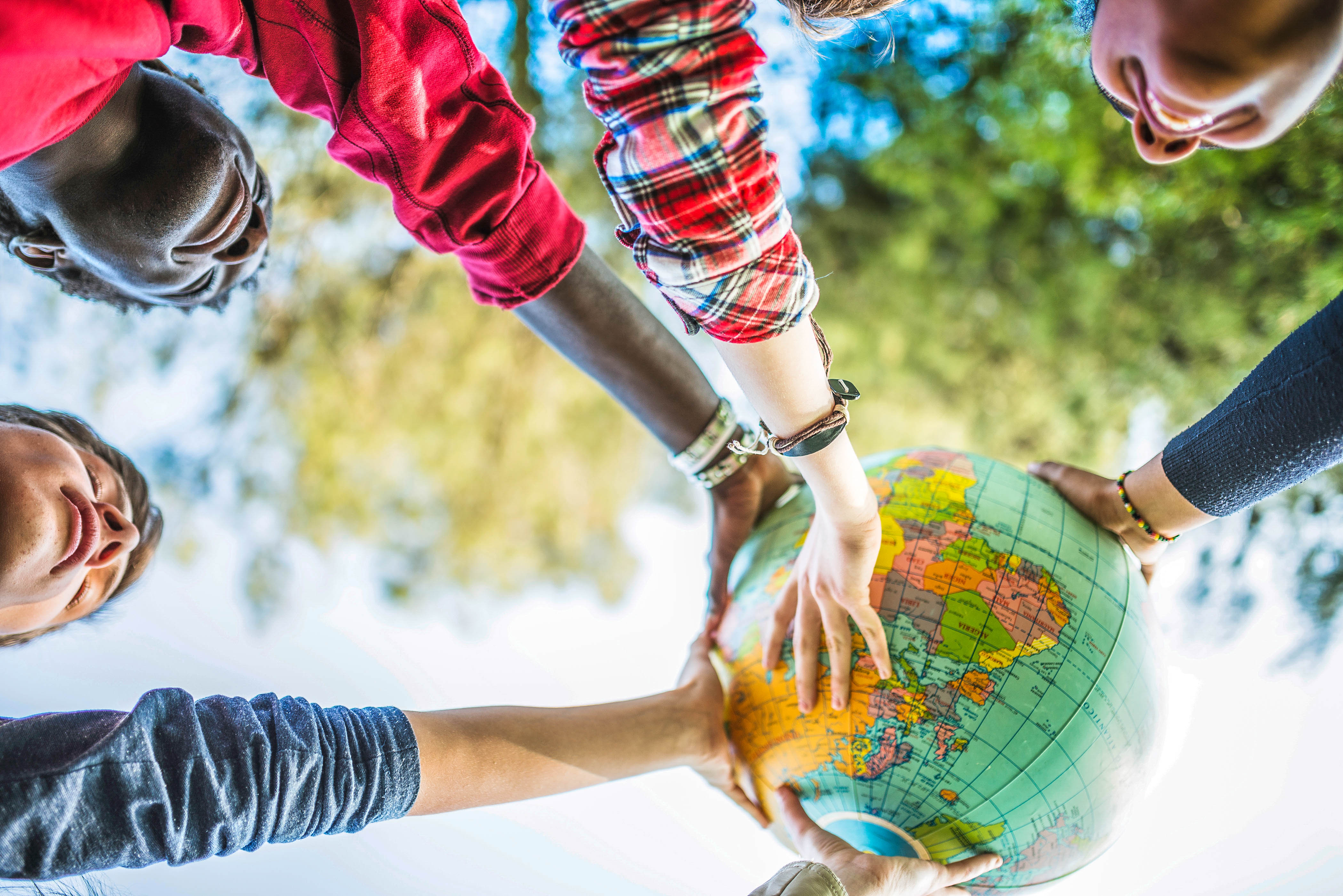 studenten met wereldbol