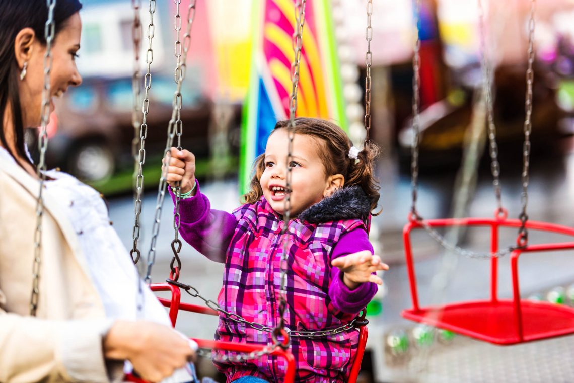 Moeder en dochter in de zweef