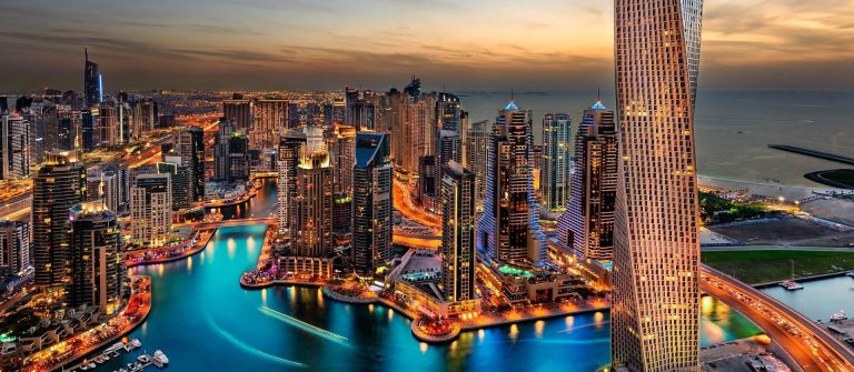 De skyline van Dubai bij zonsondergang