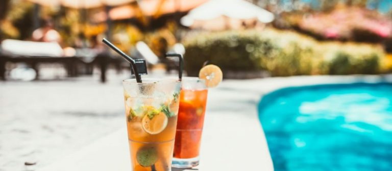 2 cocktails aan de rand van het zwembad