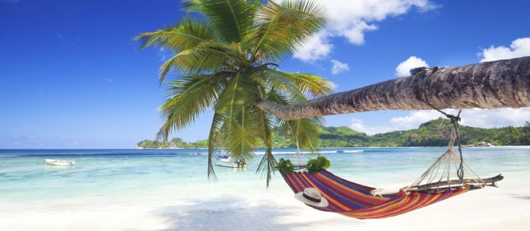 Hangmat op het strand van de Seychellen