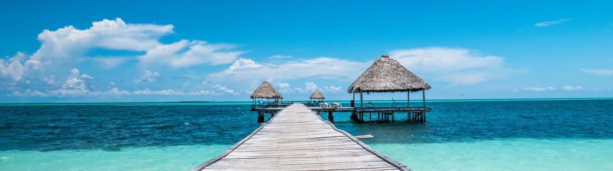 Loopplank in het helderblauwe water van Cuba