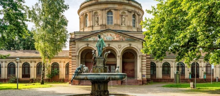Alter-Hygieia-Brunnen-in-Karlsruhe_shutterstock_404573290_900x600