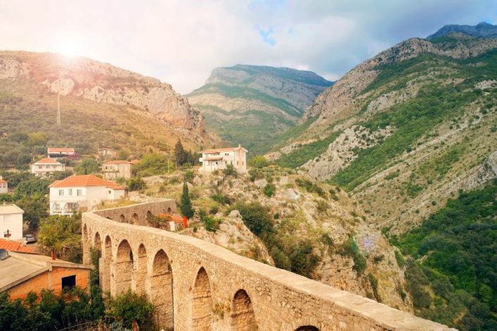Brug in de bergen van Montenegro