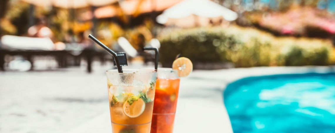 Cocktails aan het zwembad