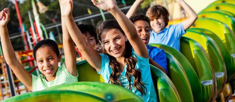 Kinderen in een attractie
