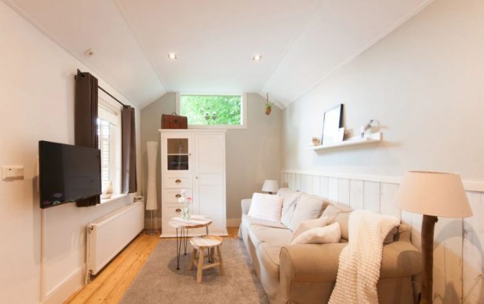 Cottage Bed & Bubbels