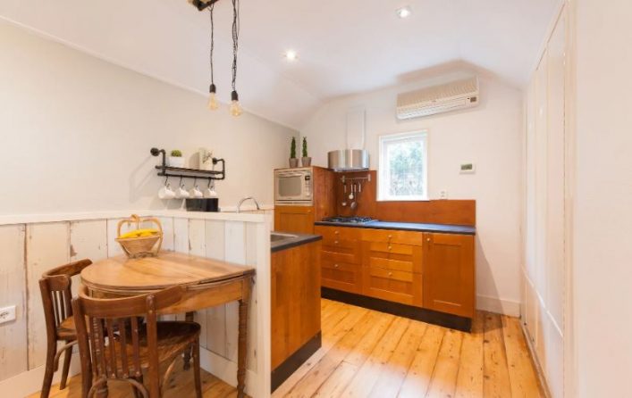 Cottage Bed & Bubbels