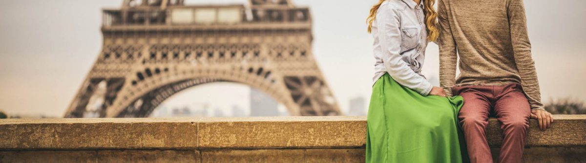 Een koppel bij Trocadero voor de Eiffeltoren