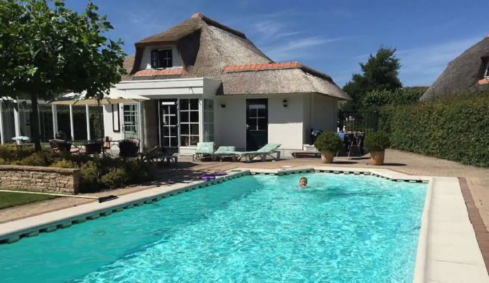 Vriendenstrandhuis met zwembad