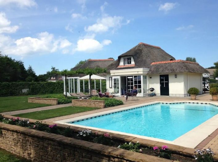 Vriendenstrandhuis met zwembad