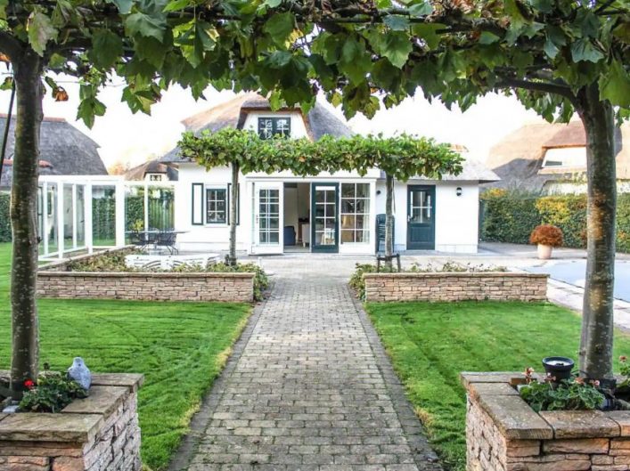 Vriendenstrandhuis met zwembad