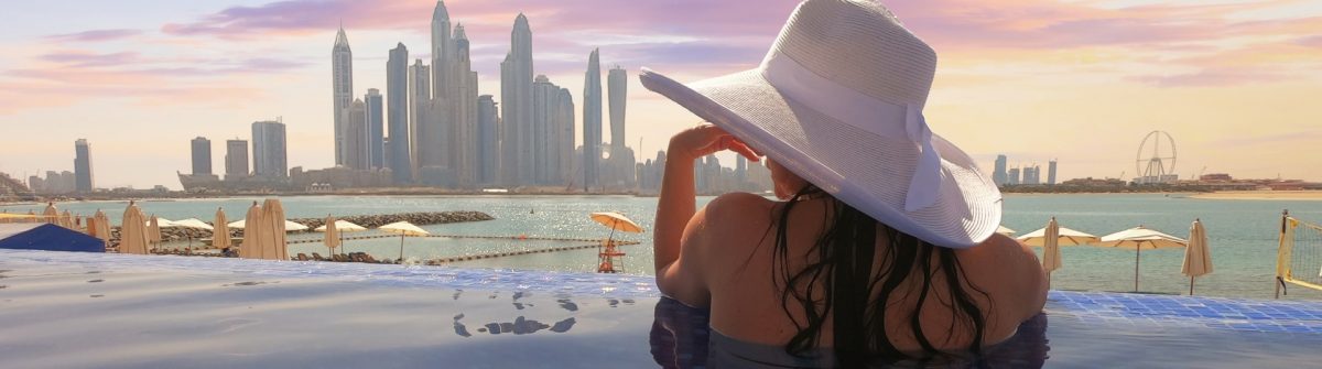 dubai_tourist_infinity_pool_shutterstock_1322305334