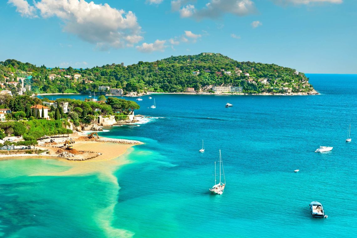Het strand nabij Nice in Zuid-Frankrijk