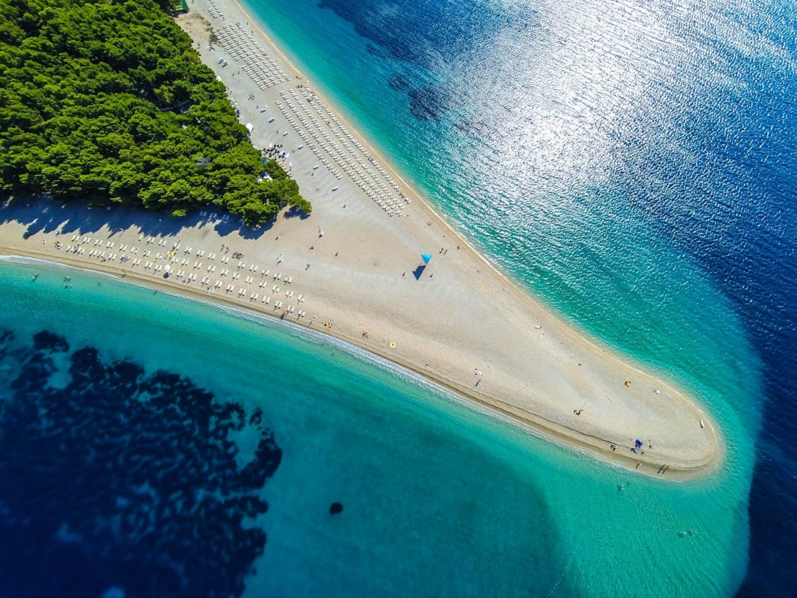 Het strand van Zlatni Rat in Kroatie