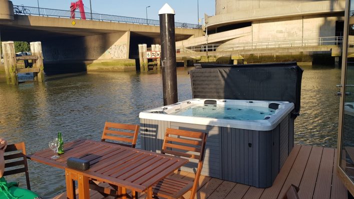 Wikkelboat Airbnb in Rotterdam