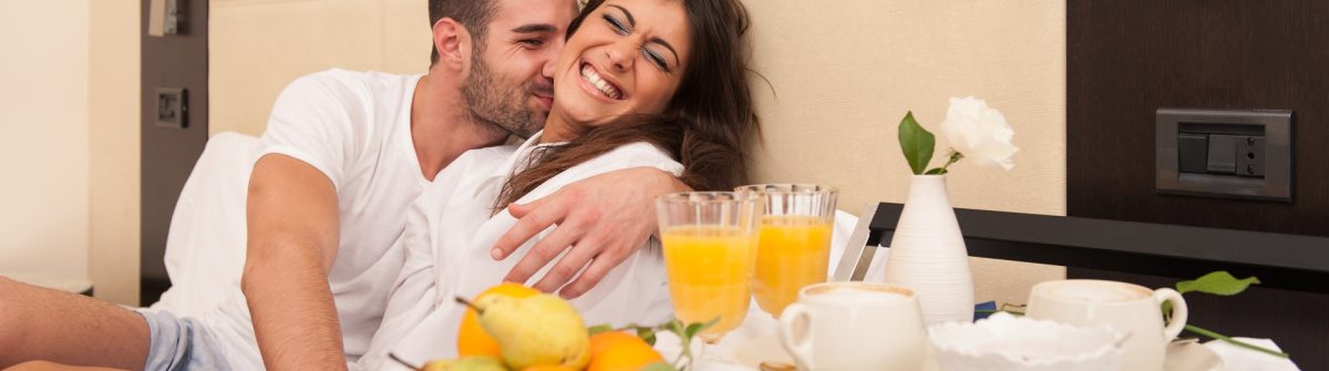 hotelzimmer_fruehstueck_orangensaft_croissant_171436454_1920x1280