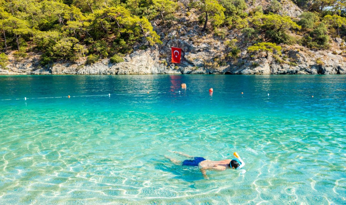 Een man snorkelt in Oludeniz