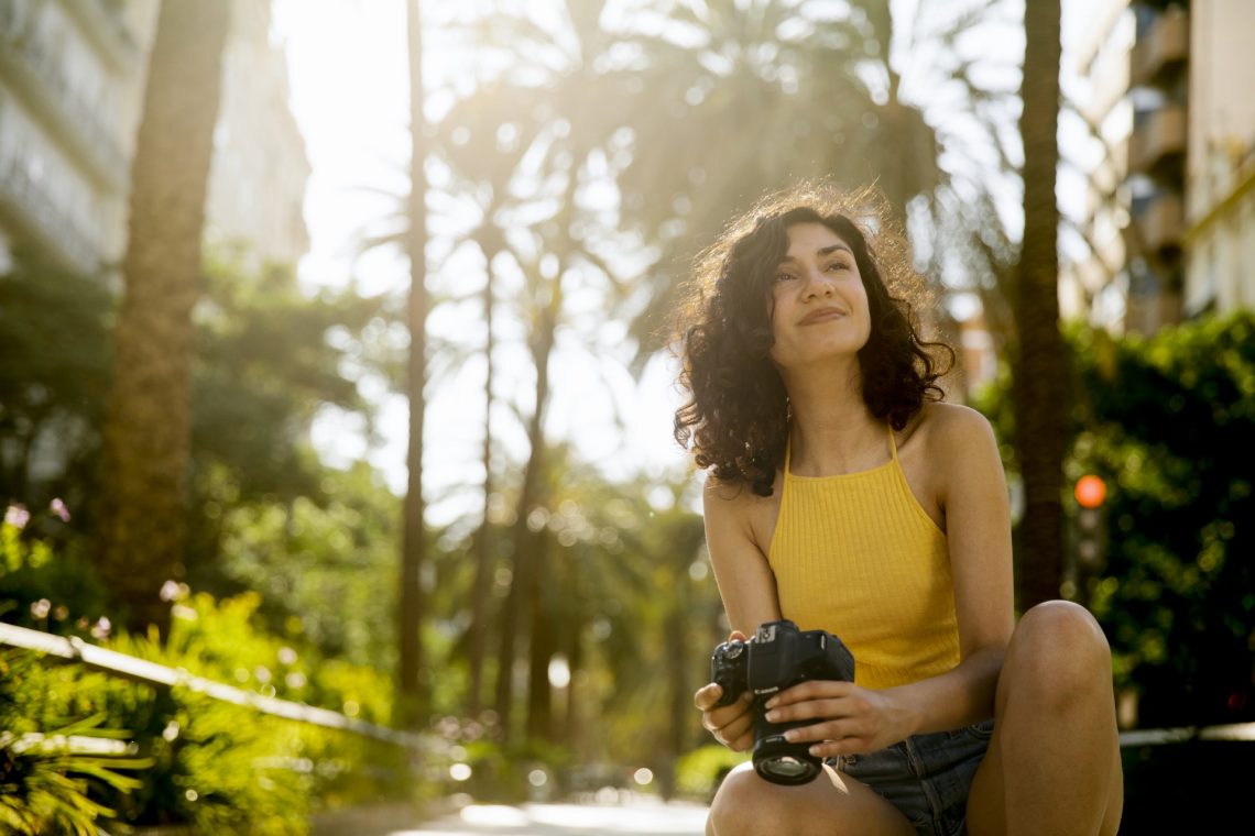 Young-woman-with-her-camera-in-the-streets-of-Valencia-Spain-original_1920x1280
