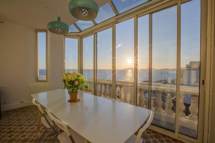 Eetkamer met zeezicht