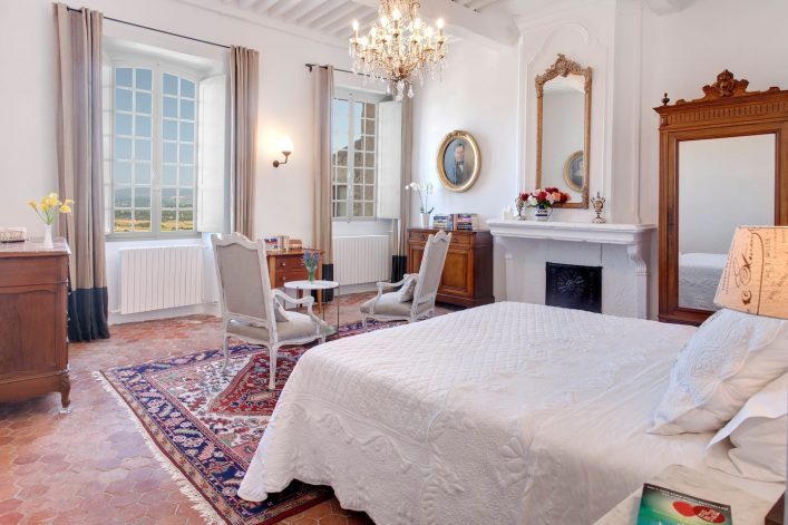 Slaapkamer met uitzicht in de Provence