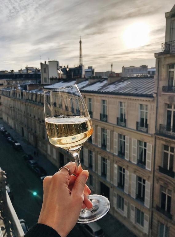 Uitzicht over de Eiffeltoren vanuit het Marignan hotel