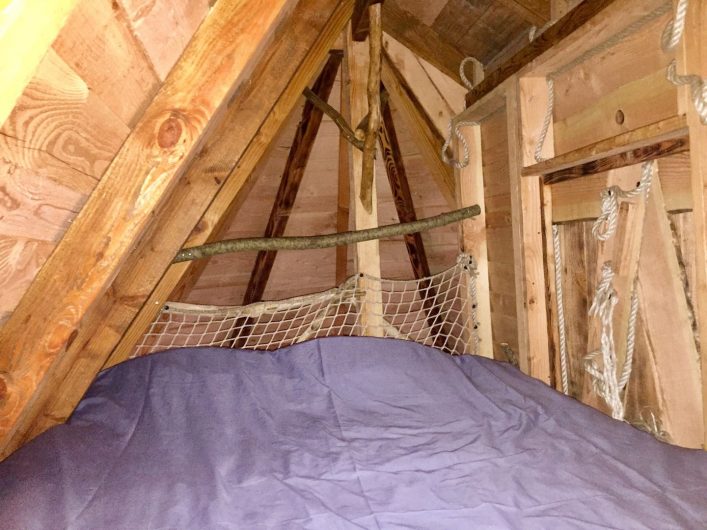 Bed in de boomhut
