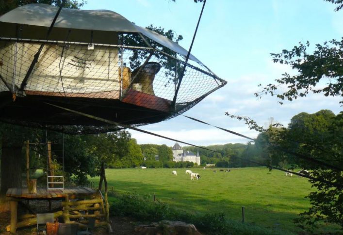 Boomhut met uitzicht op kasteel in de Ardennen