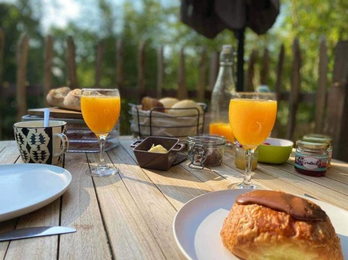 Ontbijt op de veranda van de boomhut