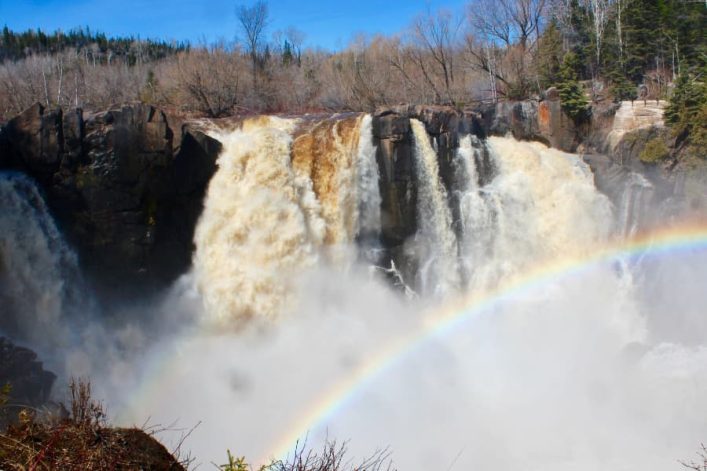 Waterval met regenboog