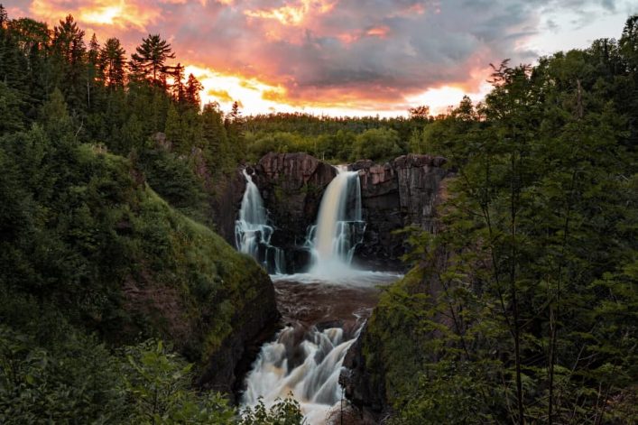 Waterval met zonsondergang