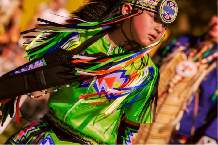 Kind met indianenkostuum