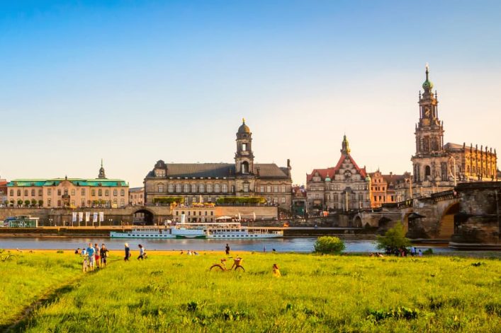 Mensen aan de oever van de Elbe