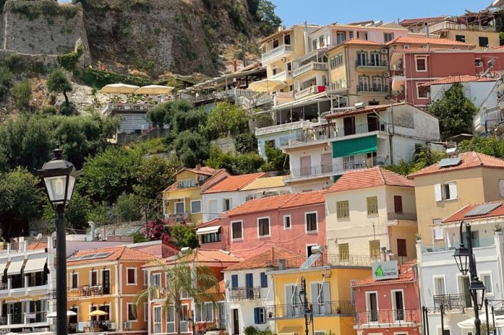 Gekleurde huisjes op berg