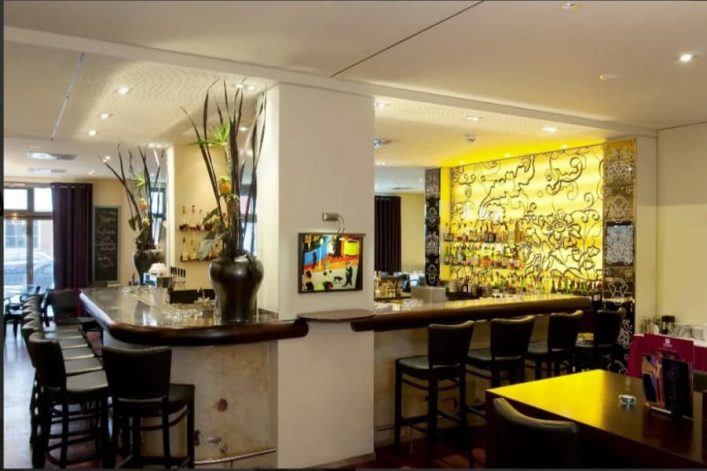 Neuenberg_-santorinimetprivezwembad-thermesluxurysuites